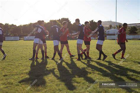 Jugadores de rugby saludándose después del partido