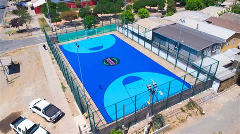 Cancha deportiva en campamento minero