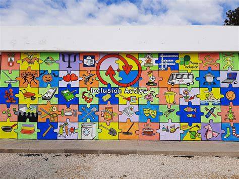 Niños elaborando mural sobre inclusión
