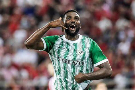 Frantzdy Pierrot celebra gol con Maccabi Haifa