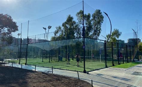 Complejo deportivo con canchas de fútbol pádel arena