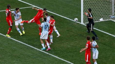 Dzemaili cabezazo palo Argentina Suiza 2014