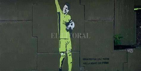 mural de Enzo Pérez arquero en puente Labruna