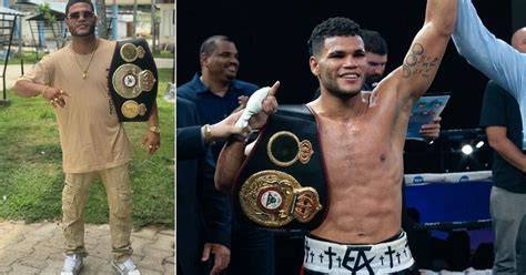 Boxeador en combate internacional bajo calor