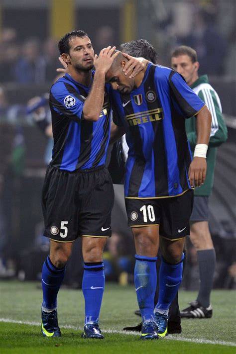 Adriano celebrando goles con Inter de Milán