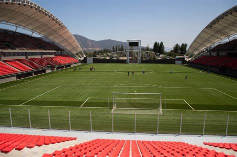 Cancha del Estadio Nicolás Chahuán bajo la lluvia