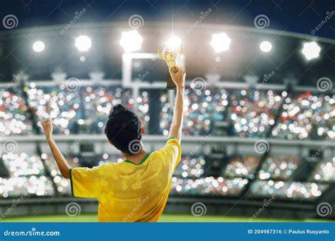 futbolista celebrando un triunfo épico