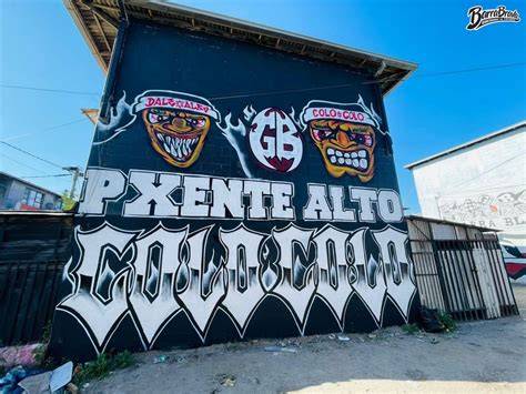 mural de Colo-Colo en barrio de Santiago