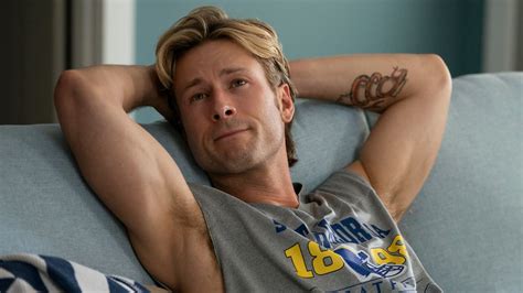 Glen Powell caracterizado como Chad Powers