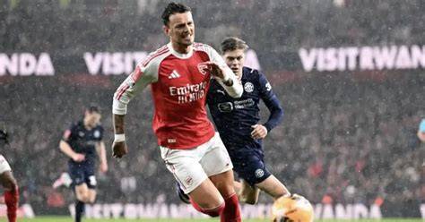 Ben White lesionado durante partido Arsenal