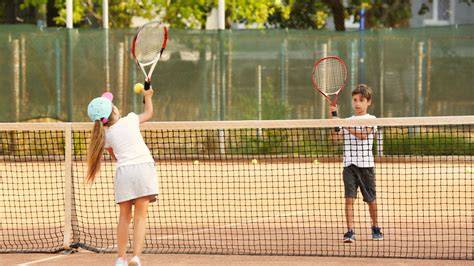 Niñas practicando volei tenis en parejas
