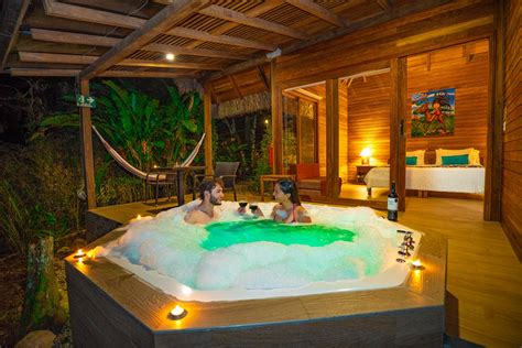 Jacuzzi y piscina en lodge natural