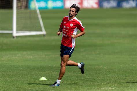 Bryan Ruiz dirige entrenamiento de fútbol