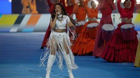 Camila Cabello actuando en estadio de fútbol