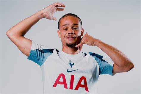 Xavi Simons con la camiseta del Tottenham