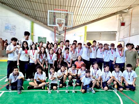 Equipo escolar de básquetbol en ceremonia