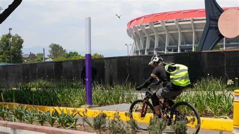 ciclista urbano llegando al estadio