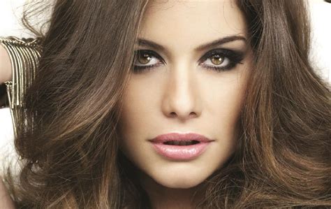 Alinne Moraes posando para revista de moda