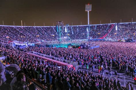 Estadio Nacional lleno de luces de fans BTS