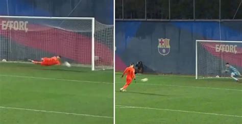 Portero cubriendo la portería en un penalti