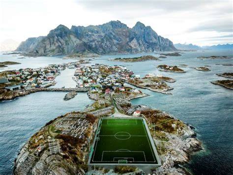 Cancha de fútbol de Henningsvær entre montañas