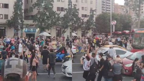 Hinchadas deportivas reunidas en Plaza Italia