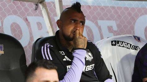 Arturo Vidal en la banca de Colo Colo