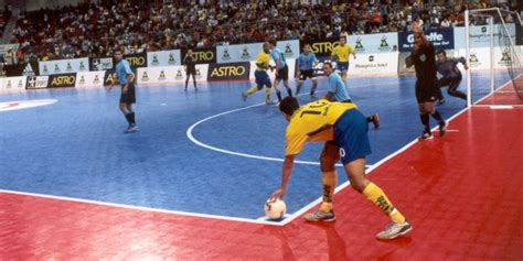 Jugador ejecutando tiro de esquina en futsal
