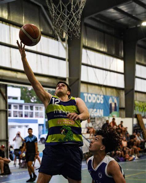 Jugadores de básquet en Polideportivo Las Malvinas