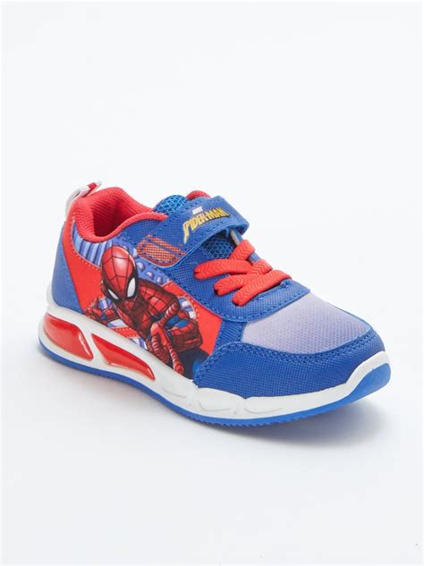 Niño con zapatillas Marvel Spider-Man