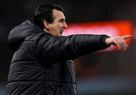 Unai Emery dirigiendo al Arsenal