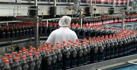 Interior de una planta embotelladora Coca-Cola