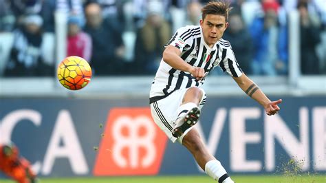 Dybala ejecutando tiro libre ante Atlético