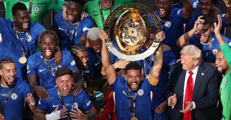 Jugadores del Chelsea con trofeo mundial