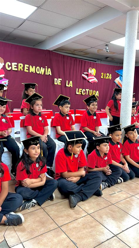 Niños de primero básico leyendo en ceremonia escolar