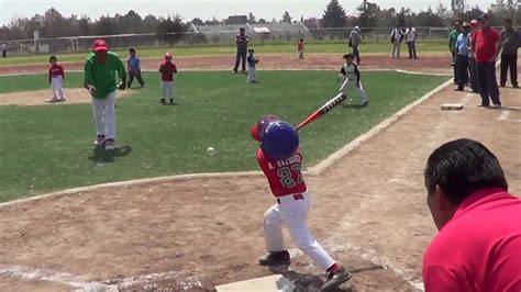 niños jugando béisbol con bases