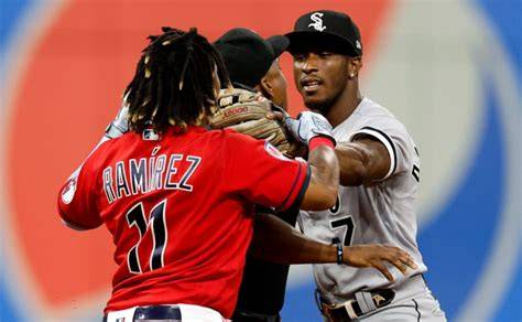 José Ramírez golpea a Tim Anderson