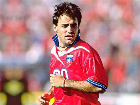 José Luis Sierra celebra gol ante Camerún