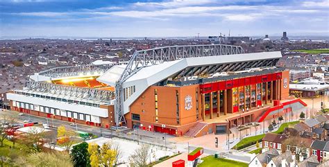 Estadio de Anfield con iluminación oscura
