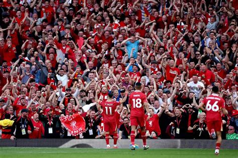 Afición del Liverpool celebrando en Anfield