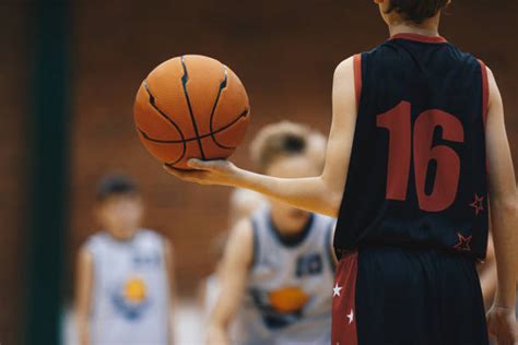 Equipo escolar de básquetbol en gimnasio