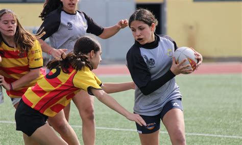 Jugadoras adolescentes de rugby en entrenamiento