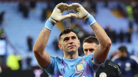 Atajada de Dibu Martínez en Aston Villa