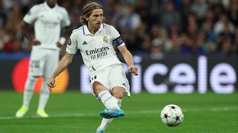 Modric organizando el juego desde el centro