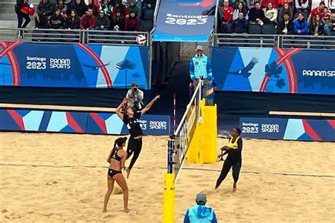 Partido femenino de voleibol playa en Santiago 2023