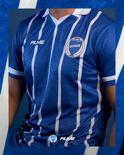 Detalle del gofrado iniciales Godoy Cruz camiseta
