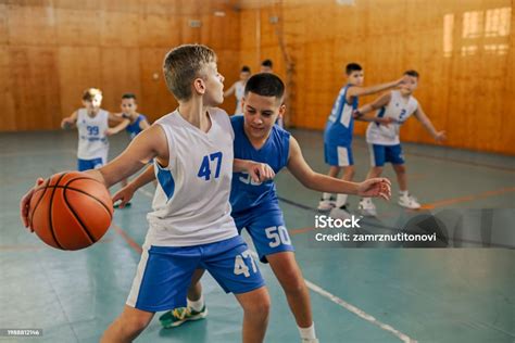 Niños practicando bote en baloncesto
