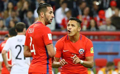 Alexis Sánchez y Mauricio Isla con Chile
