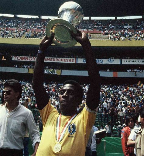 Pelé levantando la Copa Mundial