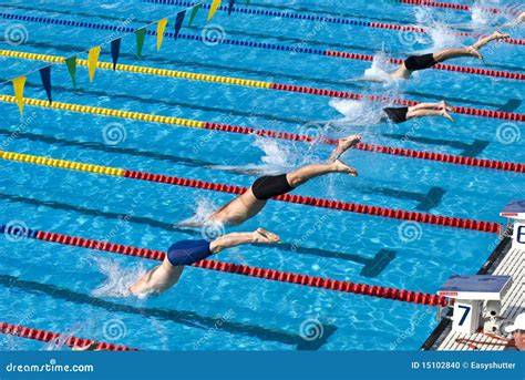 competencia de natación en piscina
